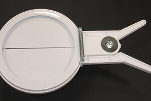 Kitchen tool for pressing tortillas